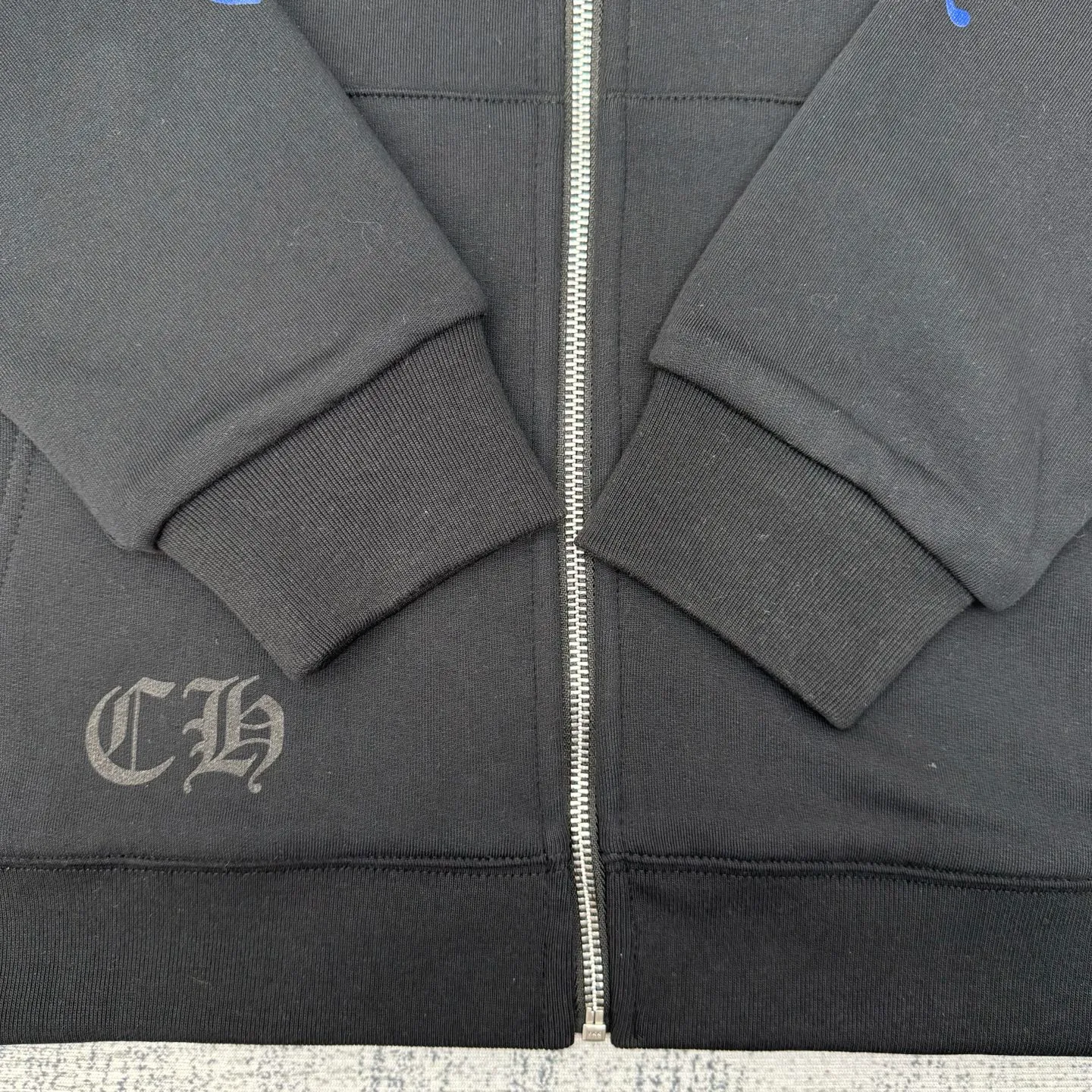 P490 Chrome Heart New Ch blue Sanskrit printed zipper hooded sweatshirt SIZE S/M/L/XL is made of high-quality cotton fabrics and has a loose shoulder cut that is not flattering on the figure. It can provide the wearer with a comfortable and comfortable wearing experience while creating a casual and lazy fashion atmosphere.